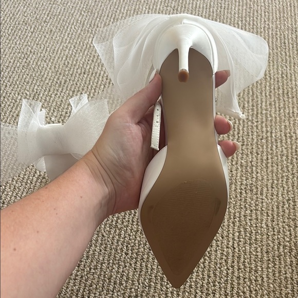 NEW (without box) Steve Madden White Satin Heels with Ankle Ties and Bow - Picture 4 of 7